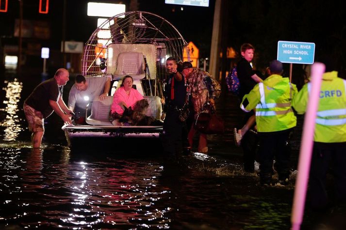 Björgunarlið á svifnökkva bjargar íbúum og gæludýrum í Crystal River í Flórída eftir fellibylinn Helen í dag.