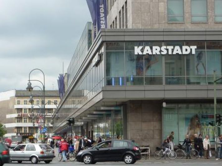 Stórverslun Karstadt við Hermannplatz í Berlín. Óvíst er hvort fólk mætir þangað til vinnu í fyrramálið.