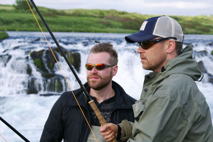 Við Árbæjarfoss. Bæði Mikael og Sölvi Björn fengu fiska, og Sölvi Björn missti þann stóra. Hvað vilja menn hafa það betra?