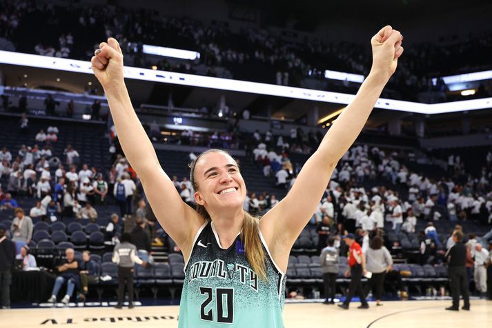 Sabrina Ionescu fagnar sigurkörfu sinni fyrir New York Liberty í nótt.