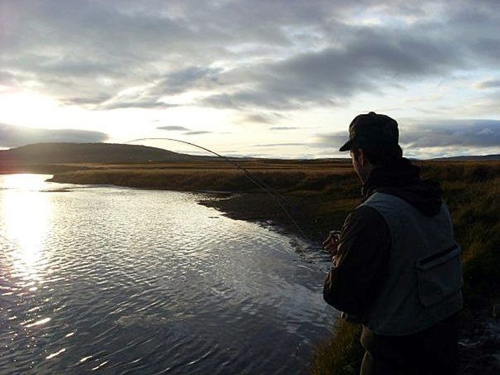 Við árbakkann Ingi Rafn Sigurðsson með hann á í Svarthöfða.Mynd/Úr einkasafni