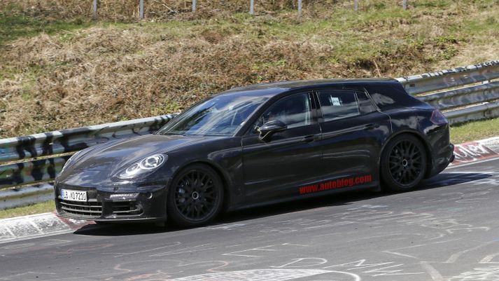 Porsche Panamera Sport Turismo á Nurburgring brautinni.