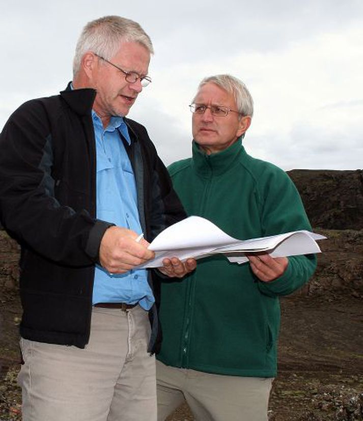 Frá Reykjanesi Sigmundur Einarsson jarðfræðingur (t.v.) og Roger Crofts.