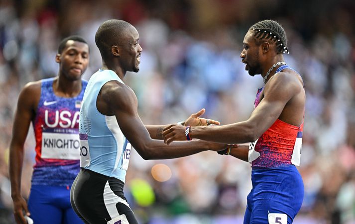 Letsile Tebogo og Noah Lyles eftir úrslitin í tvö hundruð metra hlaupi á Ólympíuleikunum.