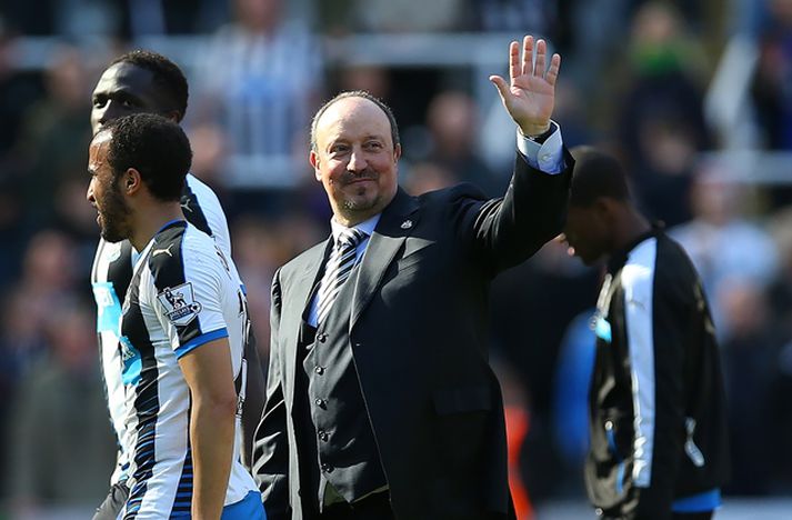 Benítez veifar til stuðningsmanna Newcastle eftir 5-1 sigur liðsins á Tottenham í lokaumferð ensku úrvalsdeildarinnar.