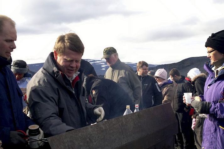 Benni grillar Benedikt Eyjólfsson bauð upp á grillaða hamborgara í "Jeppaferð fjölskyldunnar“ á laugardag. Fréttablaðið/ÓKÁ