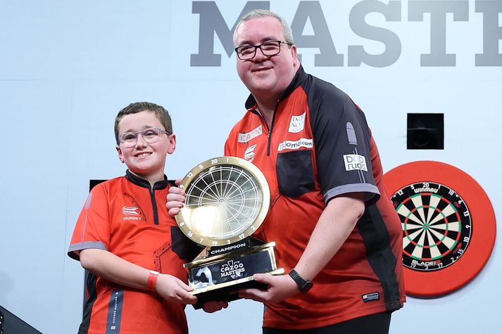 Stephen Bunting með syni sínum Tobias eftir sigur á móti á síðasta ári.