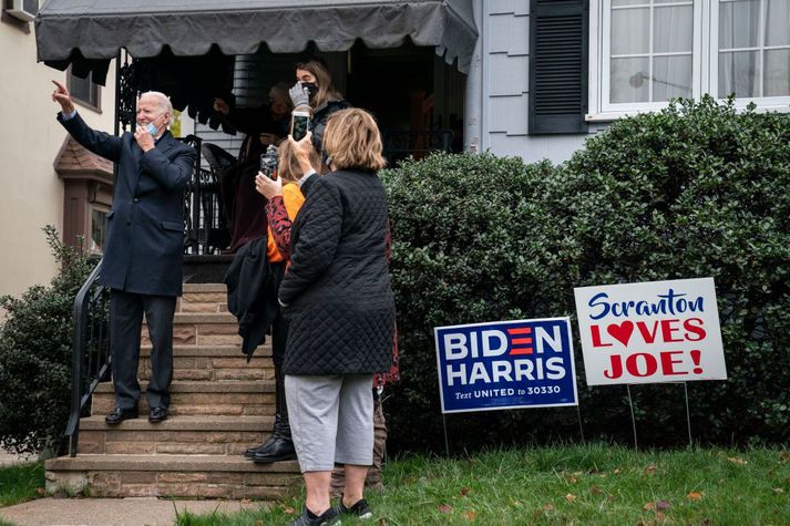 Biden á tröppum æskuheimilisins í Scranton í dag.