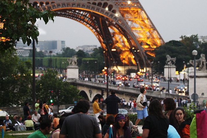 París. Fólk við Effelturninn.