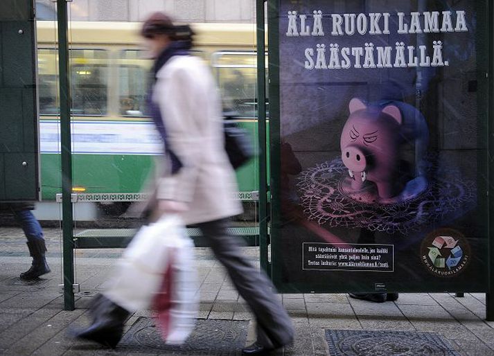 Sparigrís með vígtennur Undanfarið hafa auglýsingar hvatt Finna til að eyða áfram, þrátt fyrir ótta við kreppu.
nordicphotos/AFP