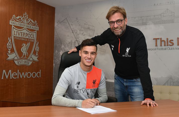 Coutinho við undirritunina í morgun ásamt Jürgen Klopp.