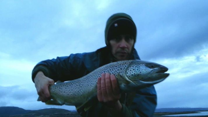 Benedikt Þorgeirsson með fallegan urriða úr Þingvallavatni sem fékk frelsið eftir viðureign