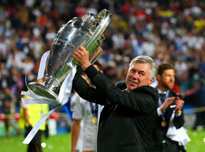 Carlo Ancelotti með Evrópubikarinn sem hann hefur unnið þrisvar sem þjálfari og tvisvar sem leikmaður.