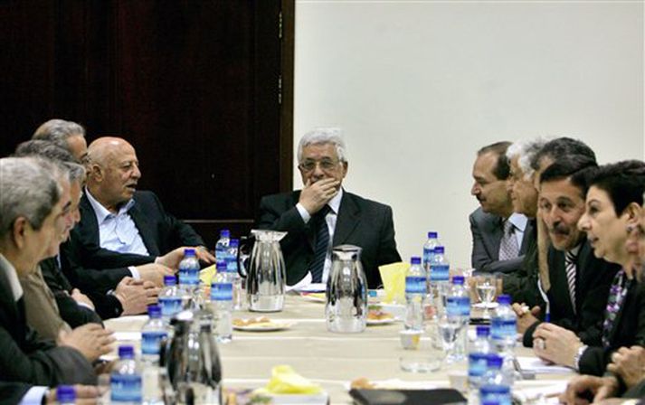 Abbas fundar með framkvæmdaráði PLO-samtakanna í Ramallah í dag.