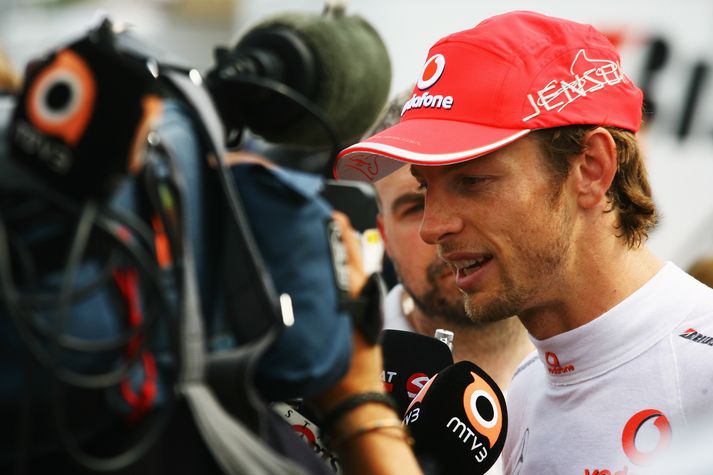 Jenson Button hjá McLaren spjallar við sjónvarpsmenn.