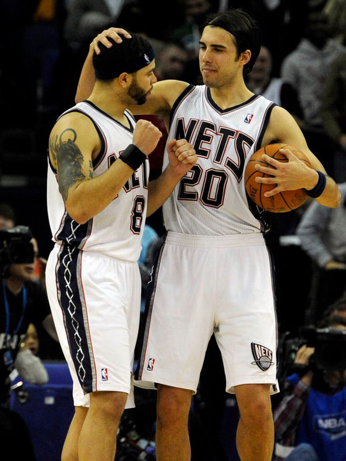 Deron Williams og Sasha Vujacic.