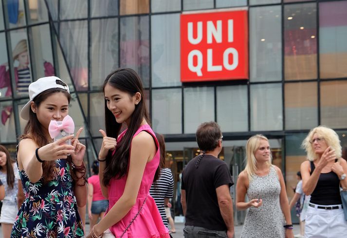 Uniqlo hefur aldrei verið vinsælli í Peking en eftir mátunarklefamyndbandið.