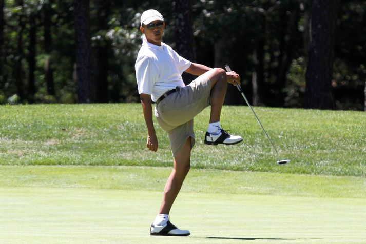 Obama sýnir hér lipur tilþrif á flötinni. Hann var í golfskóm merktum hafnaboltaliðinu Chicago White Sox.