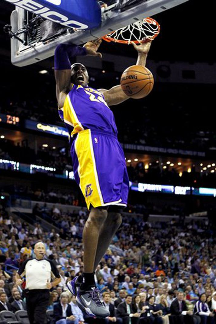 Kobe Bryant skorar gegn New Orleans.