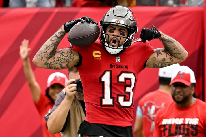 Mike Evans hafði fjögur hundruð milljón ástæður til að fagna þegar hann greip síðustu sendingu leiksins á móti Carolina Panthers í gær.