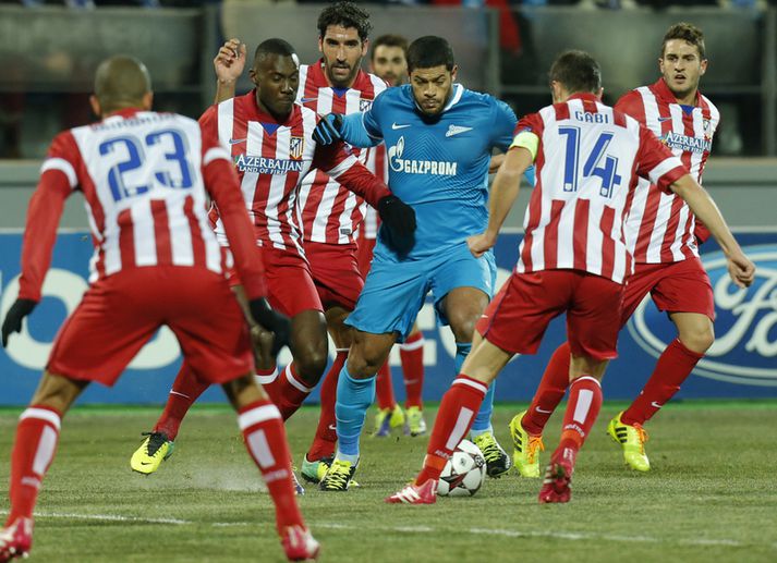 Hulk var í strangri gæslu Atletico Madrid í kvöld.