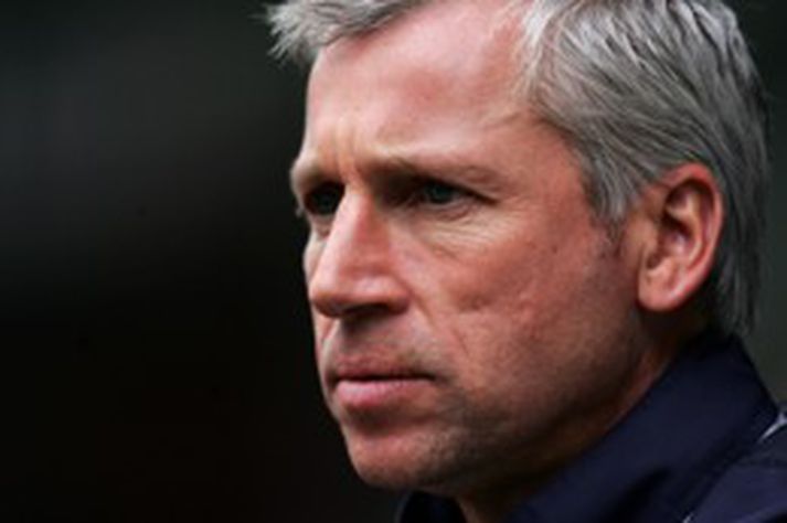 Alan Pardew hefur fengið að taka pokann sinn hjá West Ham eftir skelfilega byrjun liðsins í ensku úrvalsdeildinni