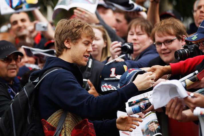 Sebastian Vettel áritar fyrir áhugamenn í Melbourne.