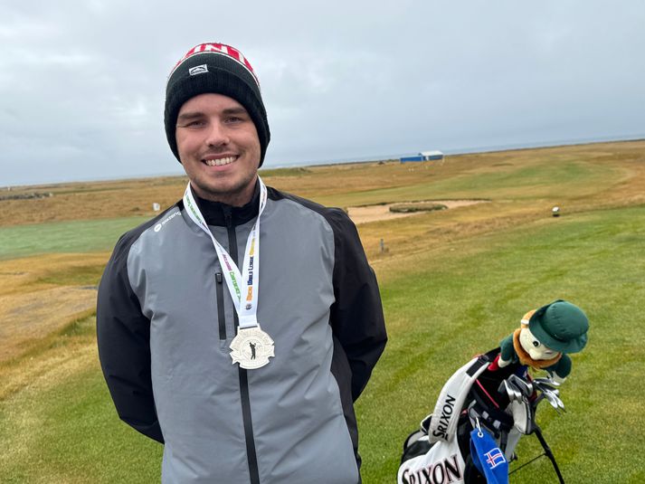 Sigurður með silfurverðlaunin sem hann vann verðskuldað til á Golf Masters í Makaó.