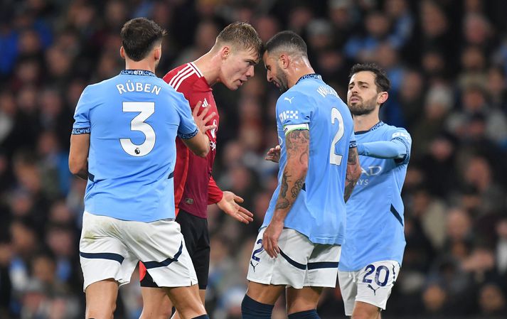 Rasmus Højlund og Kyle Walker lenti saman í Manchester-slagnum.