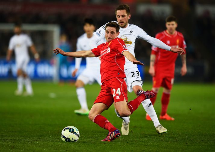 Joe Allen og Gylfi Þór Sigurðsson í baráttu um boltann í leik Liverpool og Swansea á síðustu leiktíð.