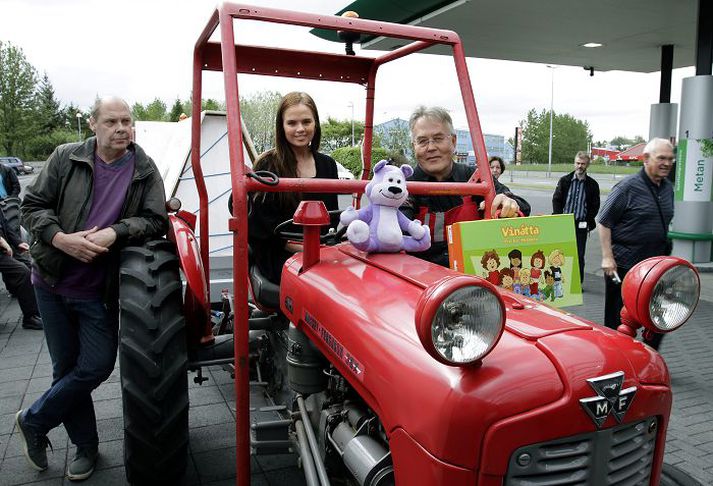 Vinir Ferguson ásamt Selmu Björk Hermannsdóttur, sæl í traktor við brottför. 