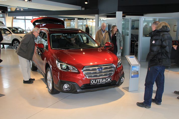 Margir lögðu leið sína að skoða nýjan Subaru Outback hjá BL um helgina.