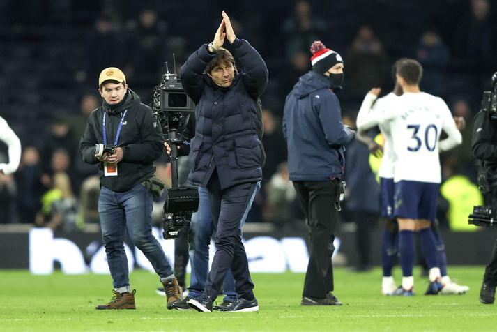 Antonio Conte þakkar stuðningmönnum fyrir eftir 5-0 stórsigur á Everton á Tottenham Hotspur Stadium í gær.