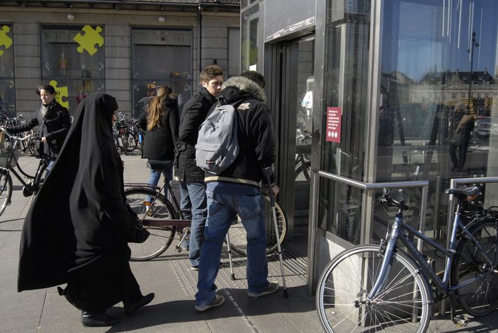 Lögin ná aðeins til klæðnaðar sem hylur andlit, alklæðnaður sem þessi verður enn löglegur svo lengi sem andlitið sést