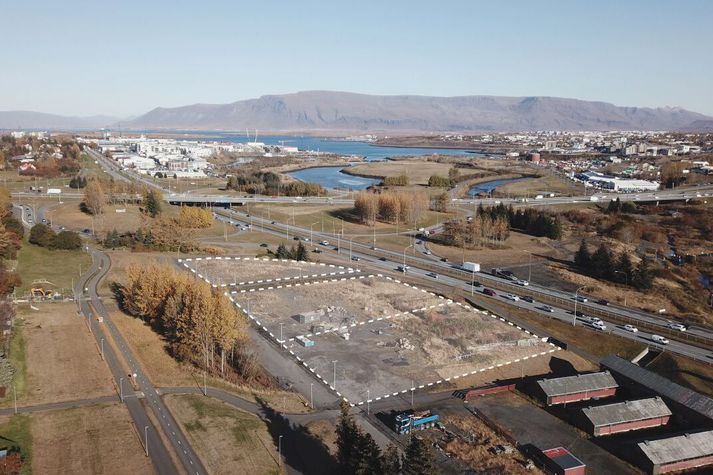 Reiknað er með því að höfuðstöðvarnar rísi á lóðunum tveimur sem eru nær gömlu hesthúsunum. Framtíð nyrstu lóðarinnar er óráðin.