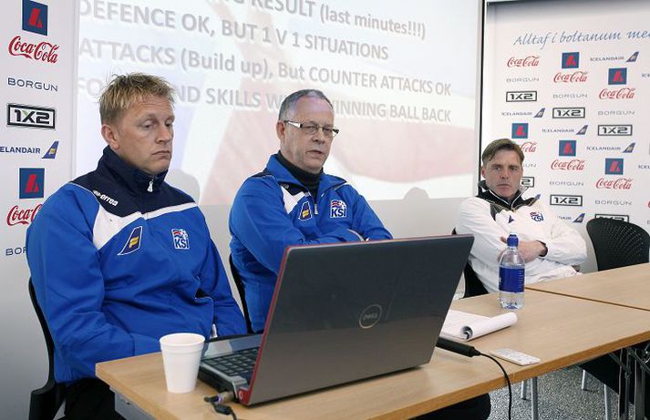 Lars Lagerbäck er ánægður með að fá að prófa íslenska landsliðið á móti sterkum þjóðum sem eru á leiðinni á EM í sumar. Hér kynnir hann liðið ásamt aðstoðarmanni sínum Heimi Hallgrímssyni. 