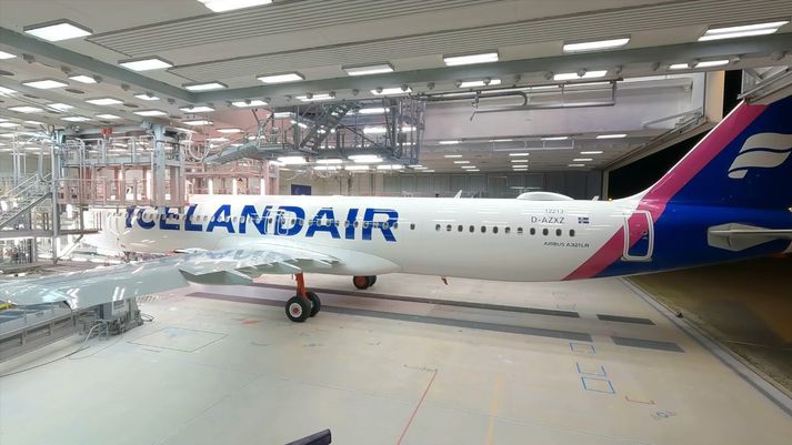 Fyrstu Airbus A321-þotu Icelandair rennt út af málningarverkstæði Airbus í Hamborg þann 9. september síðastliðinn.  