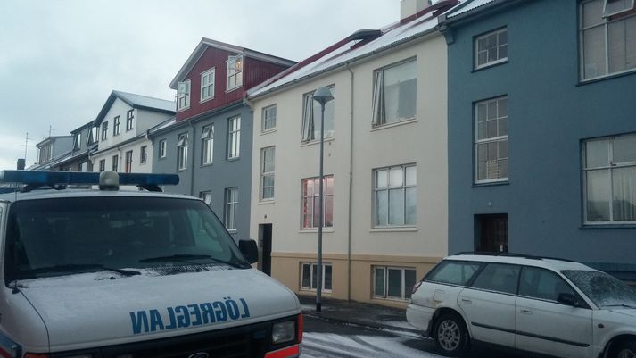 Eldurinn kviknaði í risíbúð í fjölbýlishúsi við Seljaveg í nótt.