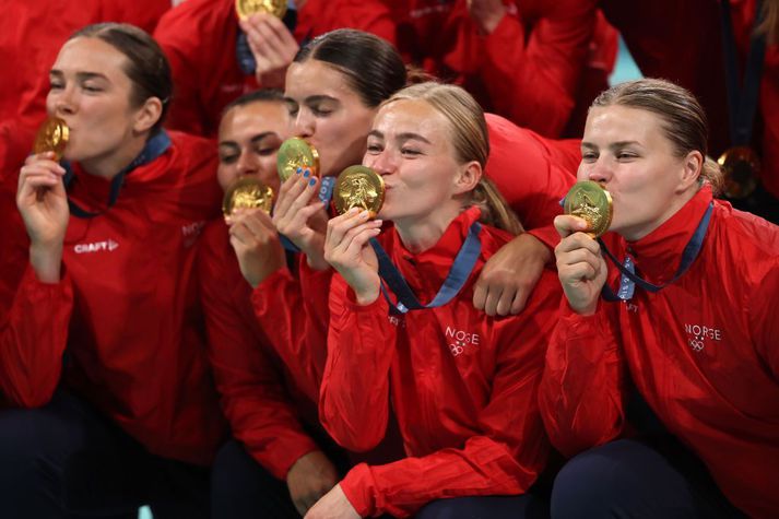 Stine Oftedal smellir kossi á Ólympíugullmedalíu sína eftir sigurinn í Frakklandi í sumar. Hún verður í nýju hlutverki á EM.