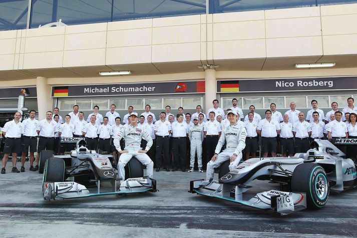 Mercedes liðð er öflugt og skipað Michael Schumacher og Nico Rosberg.