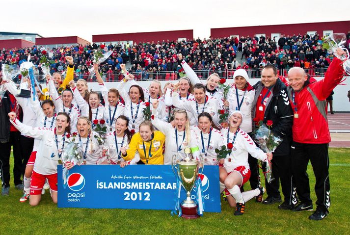 Arna Sif, þriðja frá hægri í fremri röð, fagnar Íslandsmeistaratitlinum haustið 2012.