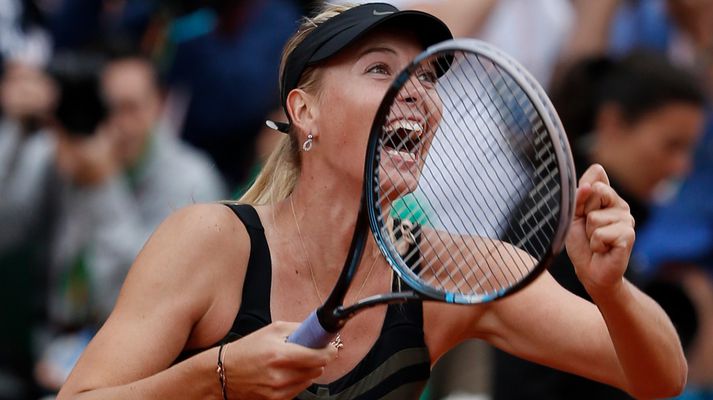 Maria Sharapova fagnar sigrinum í dag.