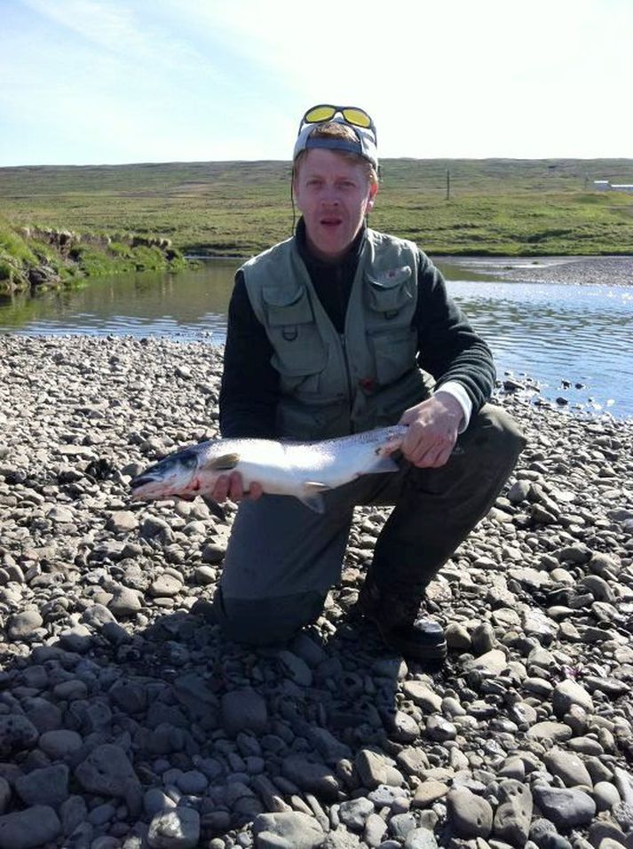 Sterka sól kom ekki í veg fyrir að Svavar Hávarðsson veiddi lax í Hrútu í morgun.