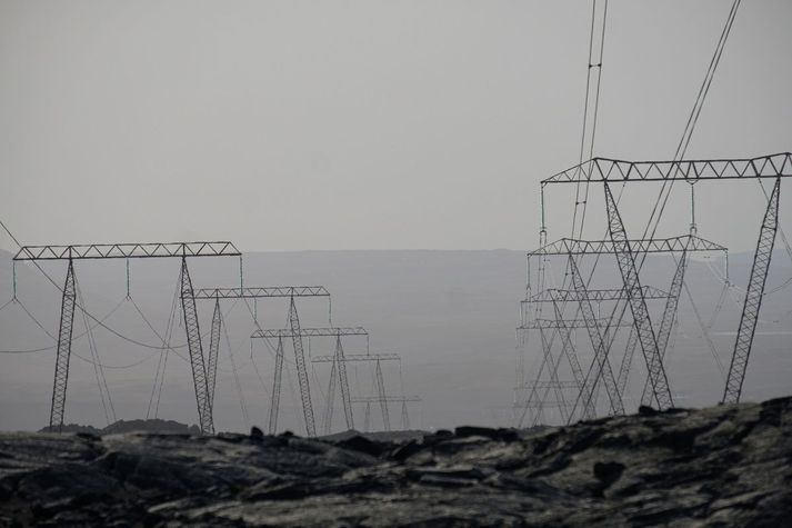 Forsvarsmenn Landsvirkjunar segja að ekki þyrfti að skerða orku til stórnotenda á suðvesturhorninu ef flutningskerfið væri betra og benda á yfirflæði úr Hálslóni.