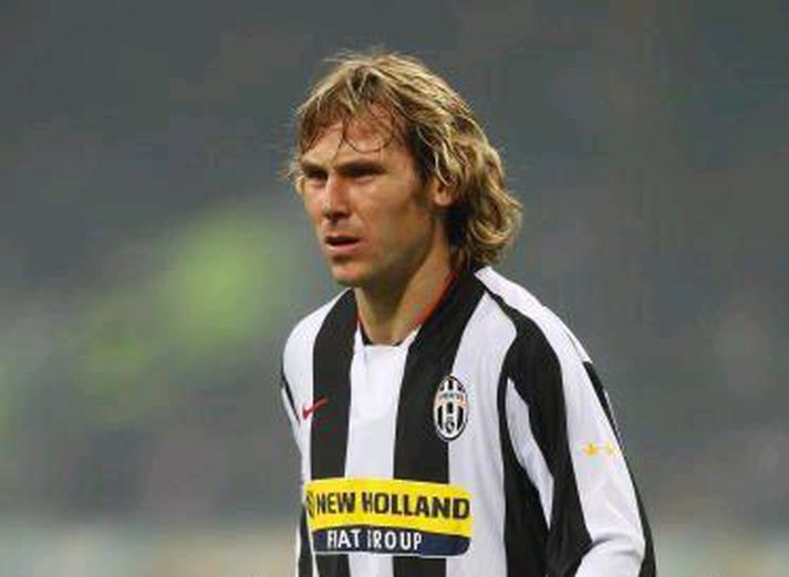 Pavel Nedved, miðjumaður Juventus, fékk að líta rauða spjaldið undir blálok leiksins.