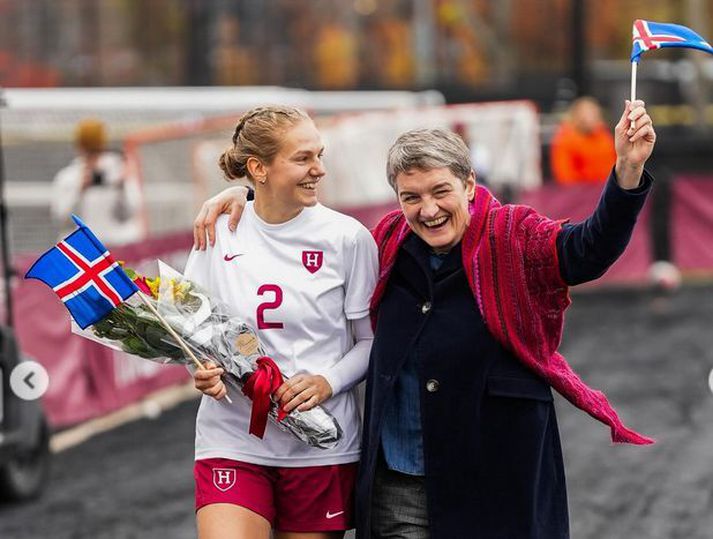 Áslaug Munda Gunnlaugsdóttir gengur inn á völlinn ásamt móður sinni Jóneyju Jónsdóttur.