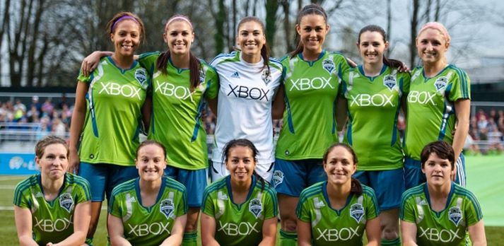 Lið Seattle Sounders. Manthey er neðst til vinstri á myndinni. Kate Daines, sem lék með Stjörnunni í fyrra, er þriðja í efri röð frá hægri og Veronica Perez fyrir miðju í neðri röð