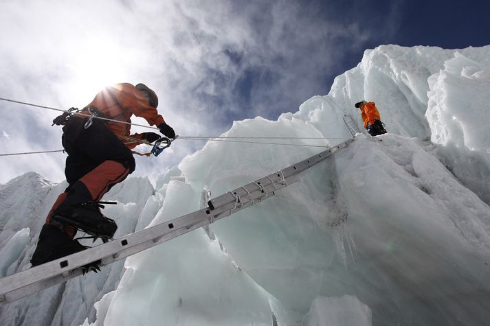 Á seinasta ári létust 16 manns í snjóflóði á Everest.