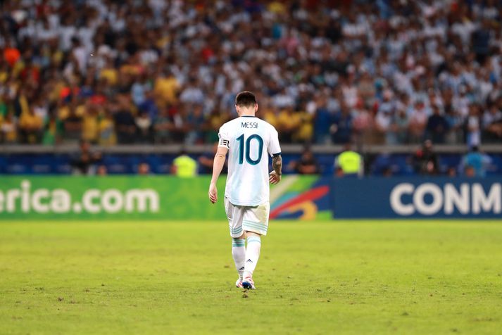 Lionel Messi gengur af velli í nótt.