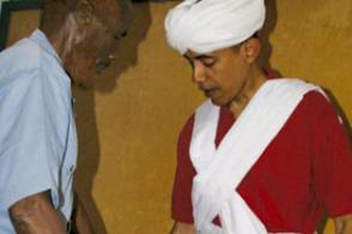 Barack Hussein Obama með túrbaninn í Kenya.